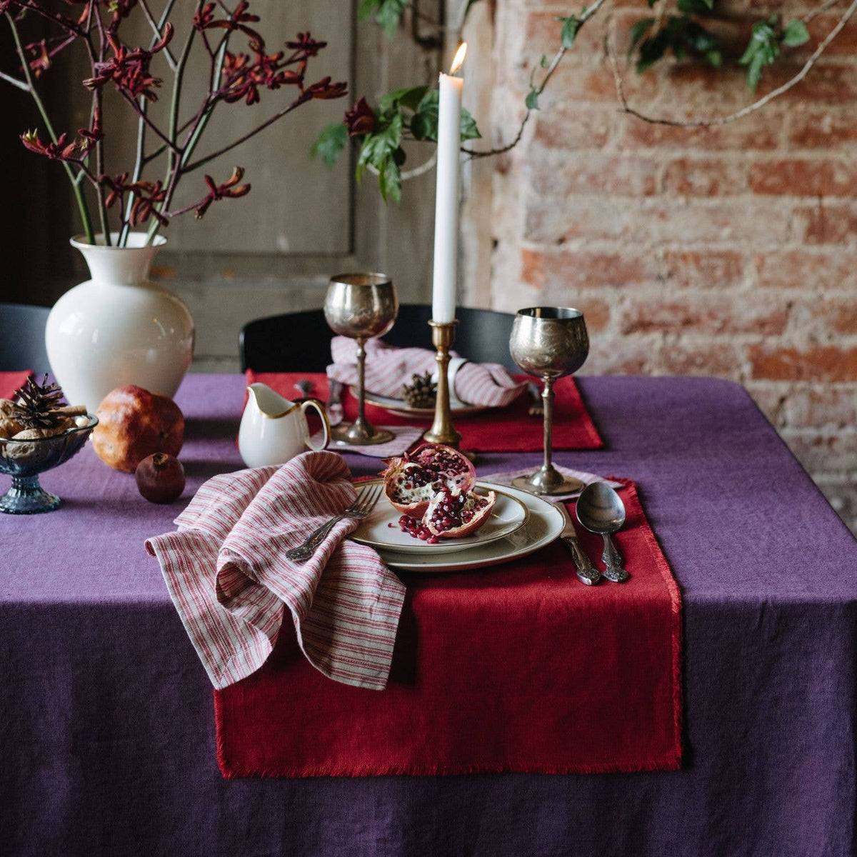 Lot de 2 serviettes de table en lin à rayures rouges sur fond naturel, vue 5