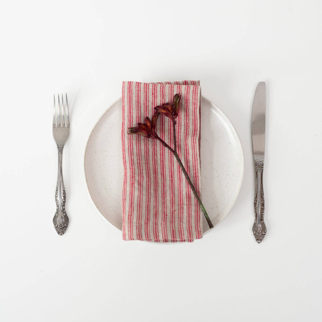 Lot de 2 serviettes de table en lin à rayures rouges sur fond naturel