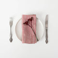 Lot de 2 serviettes de table en lin à rayures rouges sur fond naturel
