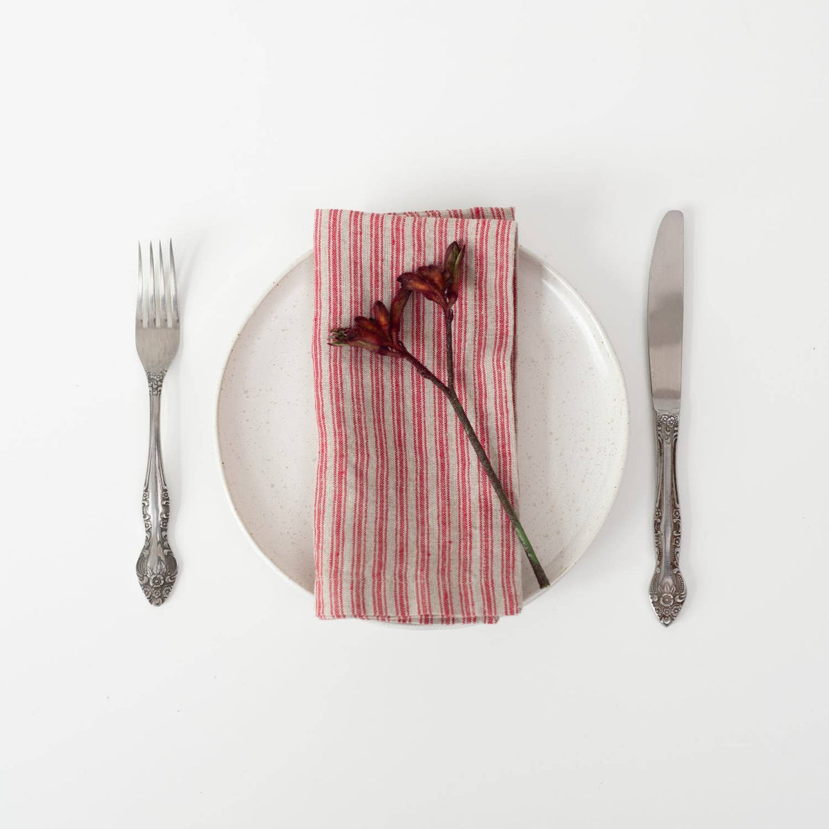 Lot de 2 serviettes de table en lin à rayures rouges sur fond naturel