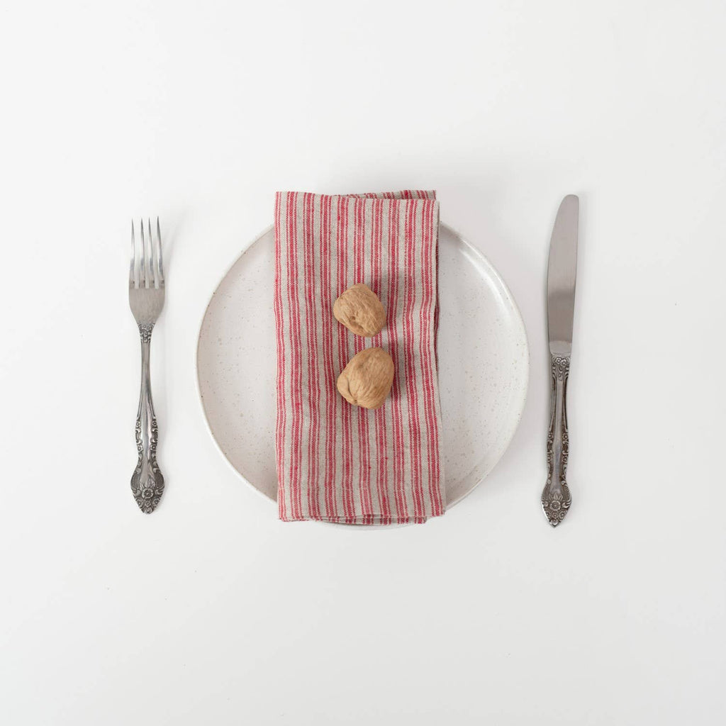 Lot de 2 serviettes de table en lin à rayures rouges sur fond naturel, vue 2