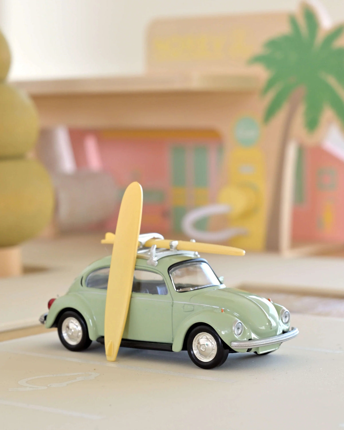 Miniature Volkswagen Coccinelle 1303 jaune 1973 avec planche de surf, Jet-car au 1/43, vue 2