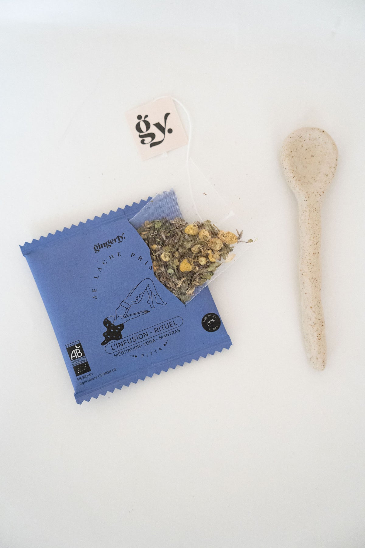 Infusion Gingerly Je lâche prise, sachet bleu et mélange de plantes