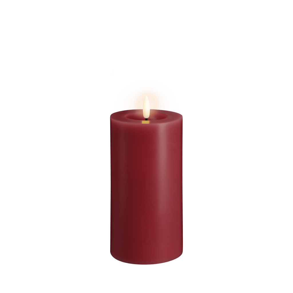 Bougie pilier LED effet cire fondue rouge canneberge, Ø 7,4 × H 15 cm, allumée