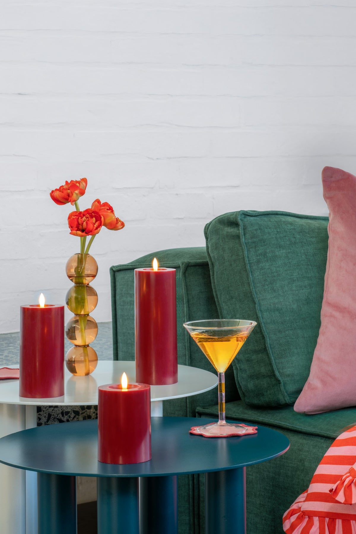 Bougie pilier LED effet cire fondue rouge canneberge, plusieurs tailles réunies sur une table, vue 3