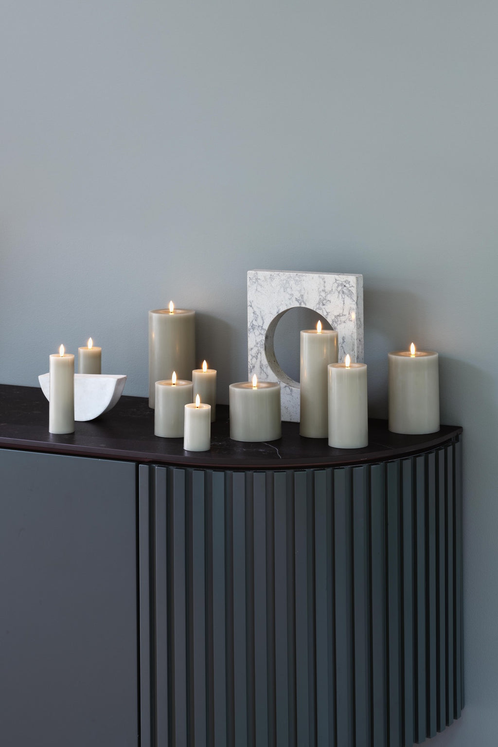 Bougie pilier LED effet cire fondue gris kit, plusieurs tailles réunies sur une table