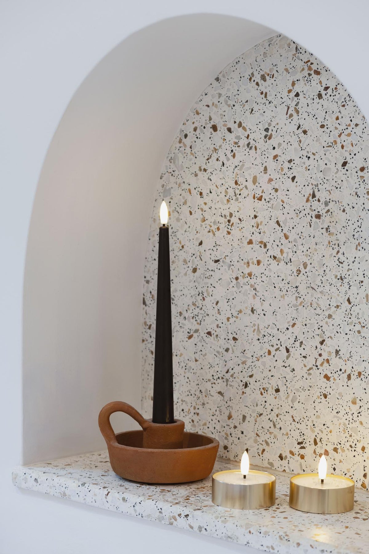 Bougie chauffe-plat LED effet cire fondue, coupelle laiton, à côté de bougies fines