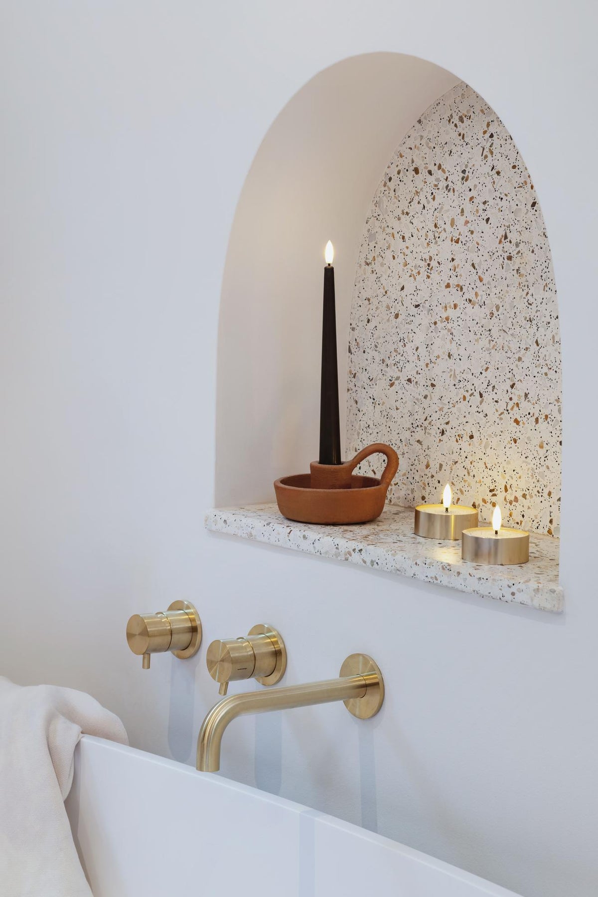 Bougie chauffe-plat LED effet cire fondue, coupelle laiton, à côté de bougies fines, vue 2