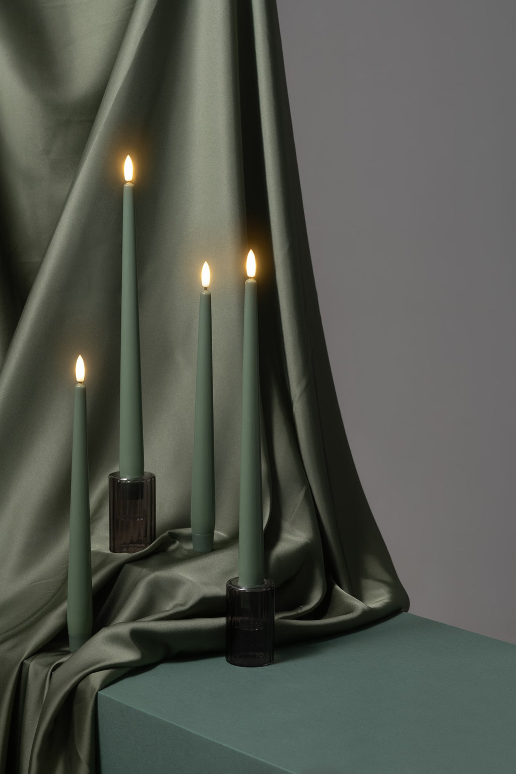 Bougies fines LED effet soie vert mousse, dans un chandelier, vue 2