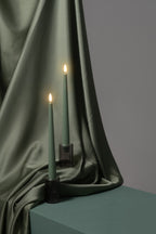 Bougies fines LED effet soie vert mousse, dans un chandelier