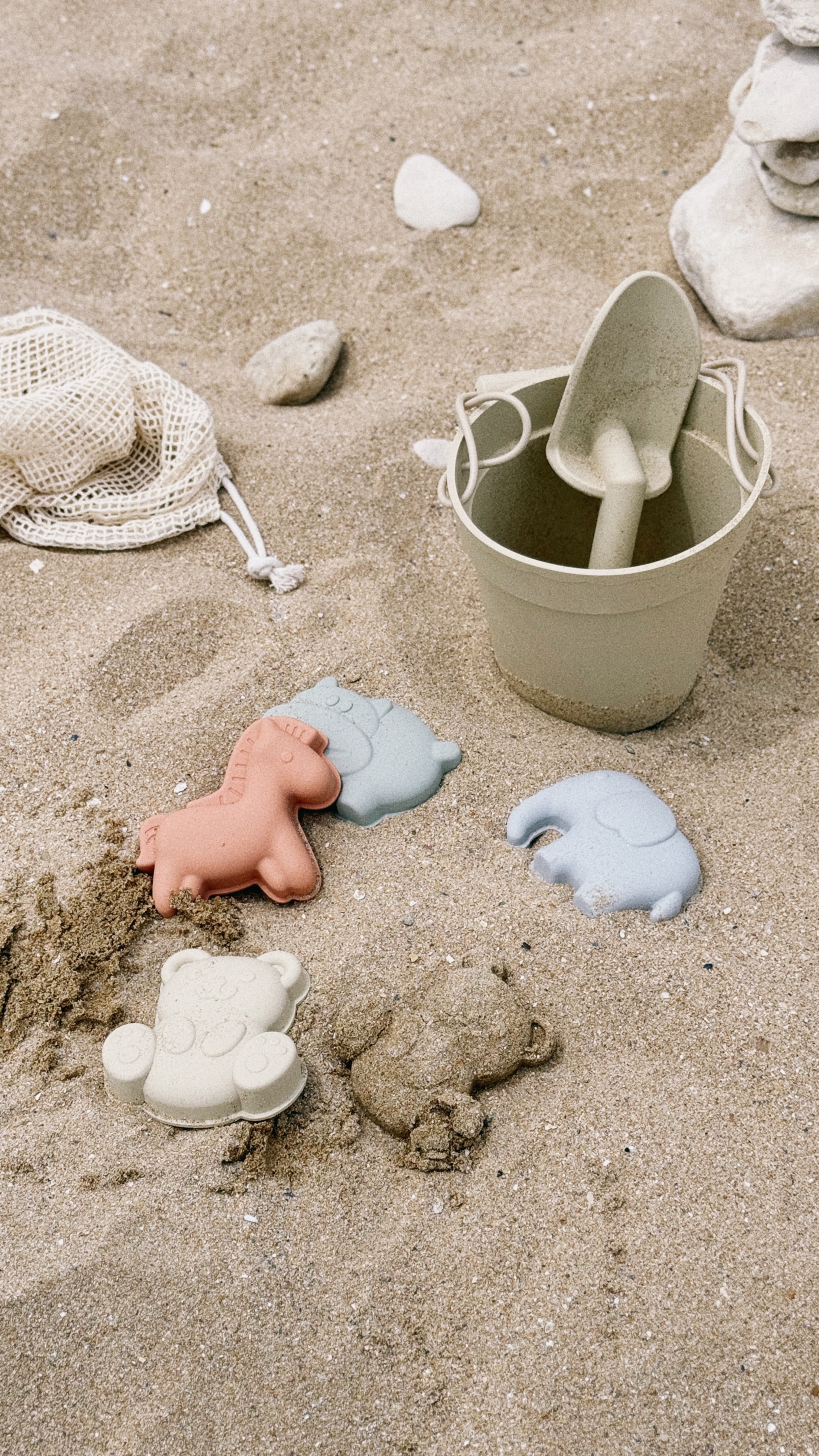 et de plage silicone thème animaux – seau pelle et 4 moules lion éléphant girafe singe – set silicone souple et recyclable – cadeau éducatif motricité