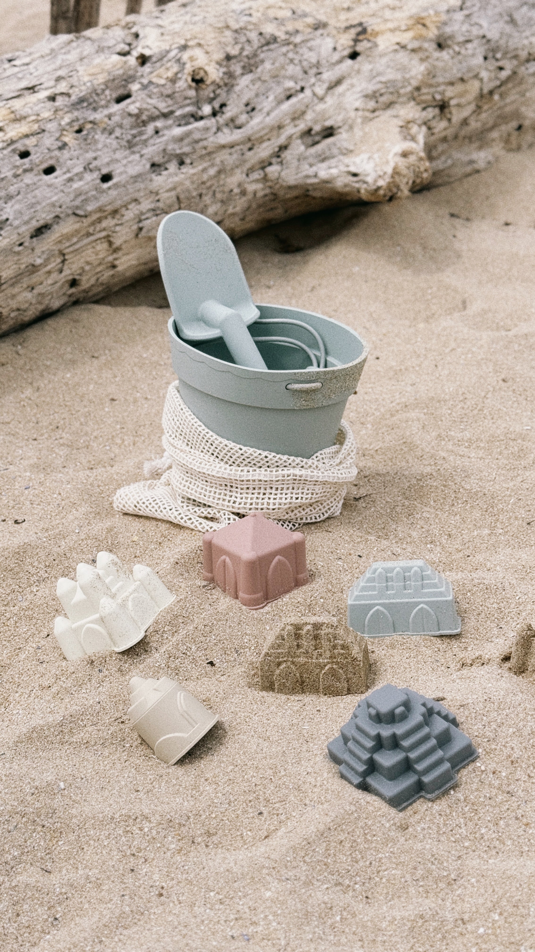 Set de plage silicone thème châteaux – seau pelle et 4 moules tour donjon remparts – construction sable facile – cadeau silicone imaginatif