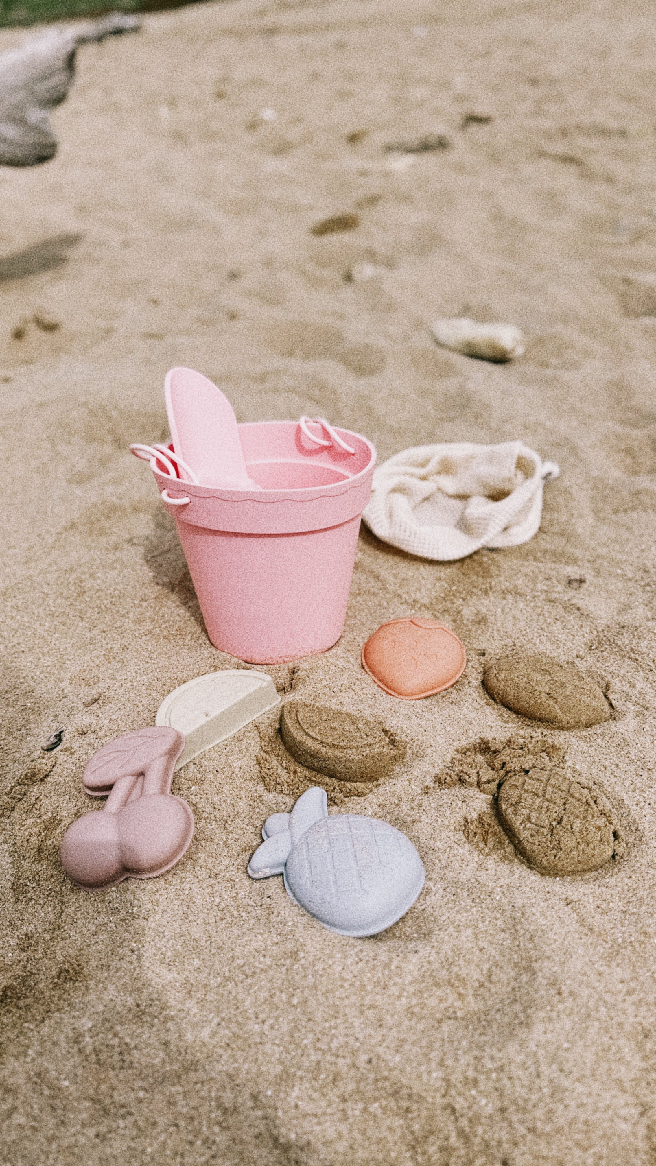 Set de plage silicone thème fruits – seau pelle et 4 moules fraise pastèque citron ananas – jouet coloré et souple – cadeau sain et durable