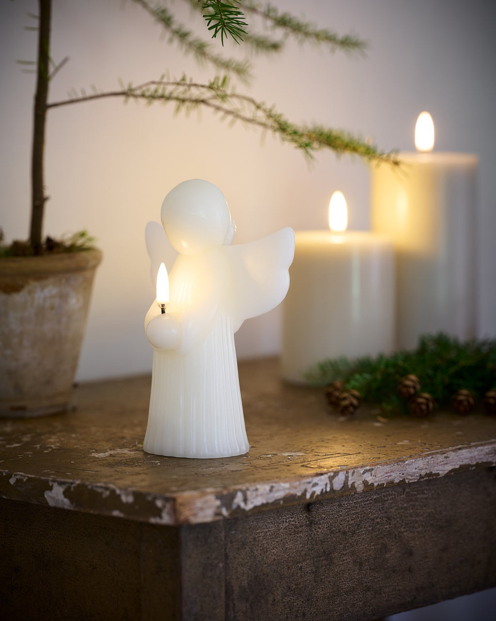 Bougie LED ange en cire, coloris différent du vanille