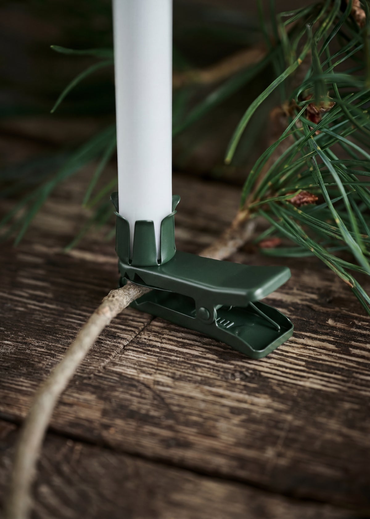 Lot de 6 mini bougies LED avec clips en métal, sur une branche de sapin