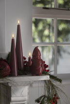 Bougie LED cône rouge vin, en décor de table