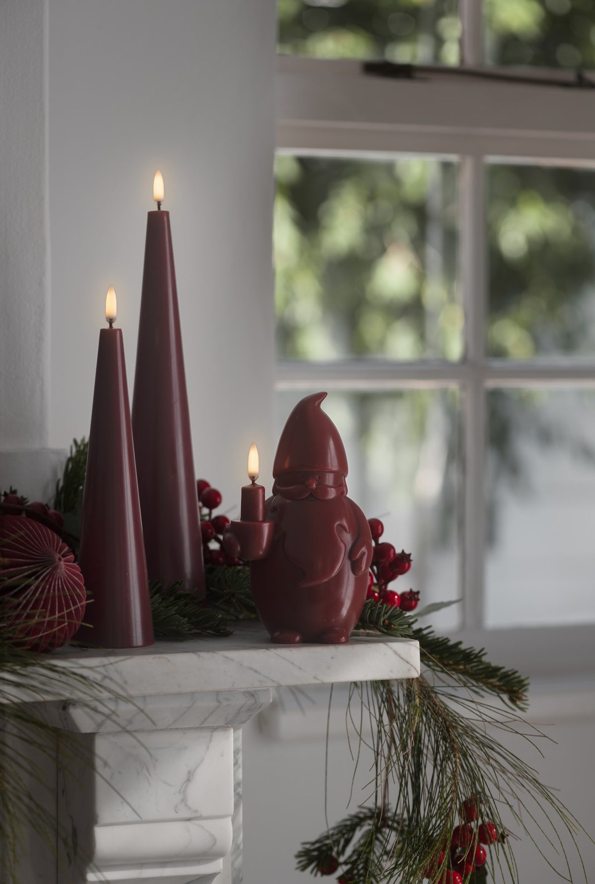 Bougie LED cône rouge vin, en décor de table