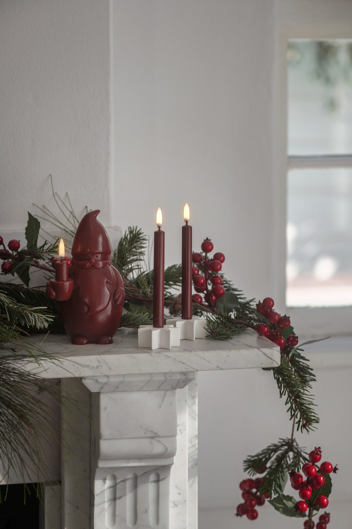 Lot de 2 mini bougies LED rouge carmin, en décor de table, vue 2