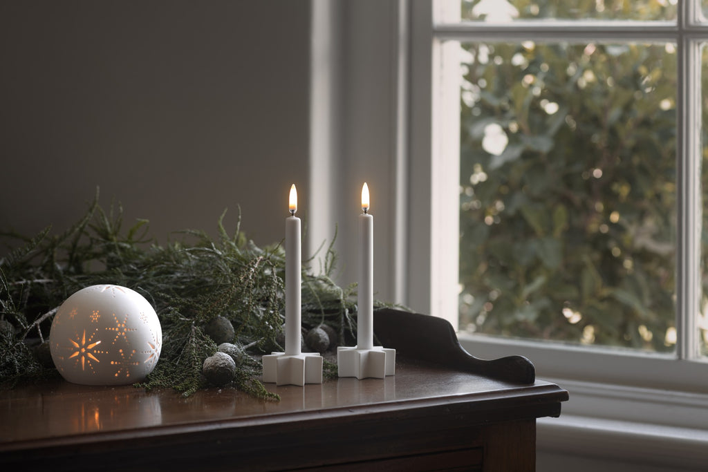 Photophore dôme en céramique blanche ajourée, avec une bougie chauffe-plat LED allumée, vue 3