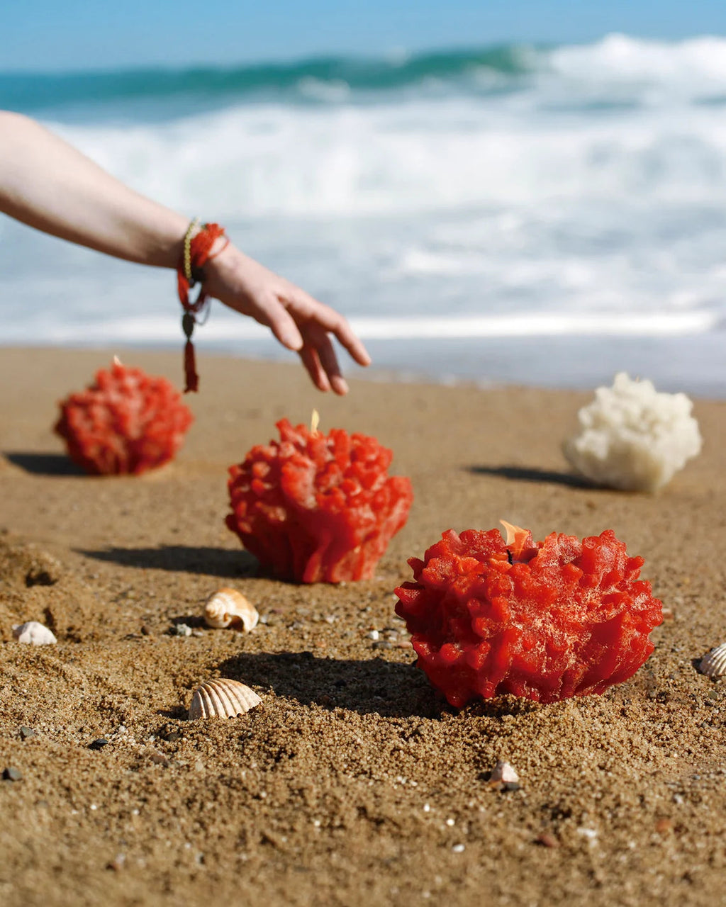 seting de bougie en forme de corail sur la plage 