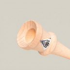 Détail du bois et du logo KROM Kendama
