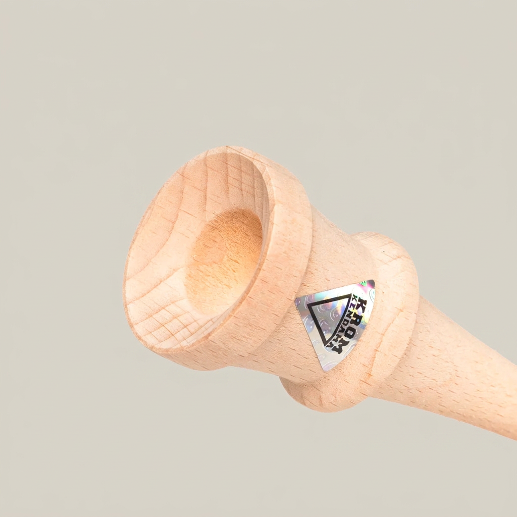 Détail du bois et du logo KROM Kendama