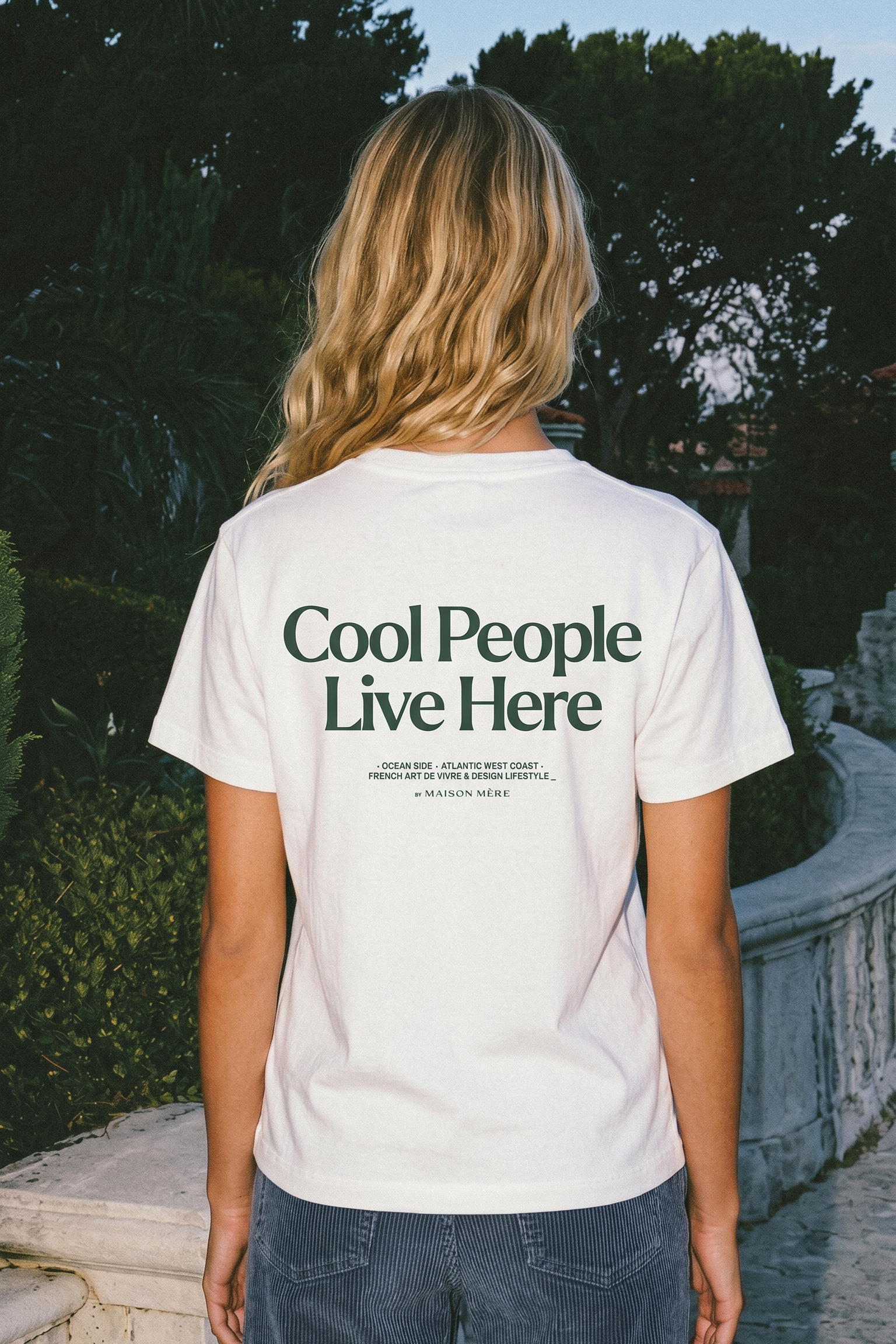 femme blonde portant le tee shirt de dos 